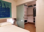 2725 - La cabina armadio Eureka in prezzo affare è caratterizzata da supporti verticali in Alluminio, fissati a parete, che permettono il libero posizionamento dell'attrezzatura.
Dotato di ripiani e tubi appendiabiti da come risultato una cabina armadio funzionale.
Il settimanale a sei cassetti è supportato da ruote, quindi spostabile facilmente.
Lo specchio invece, è fissato a muro.
In poco spazio è possibile arredare una cabina armadio completa, ben suddivisa tra ripiani, appenderia e cassetti. Eureka