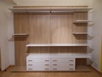 2762 - Cabina armadio lineare con sistema a cremagliera.
I ripiani e le cassettiere sono in laminato Avorio Wood, boiserie e maniglie in laminato Olmo Decor.
Il sistema a cremagliere, a cui sono fissate le boiserie e i ripiani, permette una grande libertà nella disposizione dell'attrezzatura interna.
L'attrezzatura interna è composta da: 7 ripiani, 4 ripiani con tubo appendiabiti, 2 cassettiere a tre cassetti. Wall