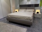 1720 - Il letto imbottito Malou in prezzo affare è caratterizzato dai particolari cuscini della testiera che permettono di passare da una posizione di totale relax, ad una più adeguata alla lettura.
Con un semplice gesto i cuscini prendono posizioni diverse, trovando poi collocazione tra il materasso e lo schienale.
Il plus aggiunto a questo letto è dato dal contenitore sollevato da terra, che permette in maniera più semplice ed immediata la pulizia. Letto Malou