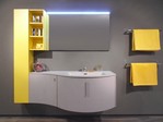 1224 - Il bagno Metropolis d'occasione è caratterizzato dalle linee morbide e sinuose delle basi curve e dall'accostamento dei colori, sia neutri come il Grigio Perla, sia vivaci come il Giallo.
È un bagno dalle dimensioni contenute: grazie alla sua forma e alle sue profondità ridotte è possibile posizionarlo in diversi ambienti, anche in quelli più stretti.
Le basi cambiano tre profondità per unirsi alla colonna pensile e il piano in Mineraltech nella finiture Cemento segue tutte le forme. Il lavabo è integrato, nella stessa finitura.
Lo specchio, invece, è dotato di una lampada a Led della stessa lunghezza. Metropolis