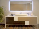 2129 - L'arredobagno Atlantic in prezzo affare si compone da base, lavabo e specchio.
La base, con piedini in finitura bianco opaco, è caratterizzata da ante e cassetti di dimensioni diverse che creano attraverso forme e finiture eterogenee, un gioco compositivo molto accattivante.
Il top in finitura bianco opaco ospita il lavabo in appoggio che presenta una vasca molto capiente.
Completa la proposta, lo specchio di dimensioni importanti e retroilluminato. Atlantic