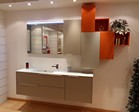 2797 - La composizione per bagno Linea in prezzo affare, nella finitura laccata opaca, è caratterizzata dalla maniglia in alluminio continua e posizionata a destra o sinistra, in maniera asimmetrica.
La composizione dei pensili è dinamica ed originale. La posizione dei moduli permette di avere diversi contenitori in poco spazio.
Inoltre la profondità ridotta delle basi dà la possibilità di avere maggior passaggio, anche nei bagni più stretti. Linea