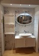 2837 - La composizione per bagno Delichon in offerta è caratterizzata dalla particolare lavorazione sull'anta, dal gusto barocco, e dal lavabo in appoggio sul piano dalla forma rettangolare.
Oltre alla base sotto-lavabo, anche la colonna pensile costituisce un elemento contenitivo.
Il lavabo è realizzato in Tekor, un composto di minerali naturali e resine, dalla colorazione Bianco opaco.
La specchiera, dalla forma ovale, è dotata di una cornice in vetro.
Il telaio con motivi floreali conferisce una sensazione raffinata ed elegante.
Delichon