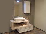 2837 - Il bagno Diamante in offerta è caratterizzato dall'anta a telaio in abete, che rimanda ad un gusto più classico, ma, grazie alla composizione asimmetrica e contemporanea soddisfa anche i gusti più moderni.
Il gioco dato dai fianchi e dai top crea piani d'appoggio per salviette ed oggetti; il sifone, rimanendo a vista, è cromato.
Il lavabo in ceramica è in appoggio; possiamo notare dell'asimmetria anche nello stampo.
Il pensile presenta una cornice nella parte superiore.
Diamante