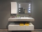 2841 - Il bagno Atlantic in prezzo affare è la soluzione ideale per chi desidera una soluzione minimalista e contemporanea.
È caratterizzato da un mensolone in finitura Beton effetto cemento, con uno spessore di 13 cm e lavabo ad incasso soprapiano in ceramica.
Le base sospesa è costituita da tre cassetti ed il suo posizionamento indipendente rispetto al top permette di poter scegliere, a seconda delle esigenze, l'altezza alla quale collocarla.
La composizione è completata da un pensile ed uno specchio con 8 lampadine a vista che lo incorniciano, dall'aspetto vintage ma sempre attuale e moderno. Atlantic