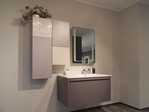 2842 - L'arredobagno B201 d'occasione è caratterizzato da un lavabo integrato nel piano in Mineralmarmo, superficie resistente oltre che facile da pulire.
La base lavabo è dotata di un capiente cestone, la cui apertura avviene mediante la maniglia laccata sul frontale.
La specchiera, oltre ad avere la funzione antiappannamento, ha una luce LED integrata nella cornice in vetro comandata tramite interruttore ad infrarossi. La specchiera mostra anche l'orario in formato digitale.
La composizione è completata da quattro pensili con apertura push pull: due pensili sono in finitura Frassino in coordinato con la base lavabo, mentre gli altri due pensili sono laccati Malva e presentano una particolare decorazione fiorata in rilievo sulle ante.
B201