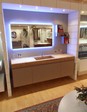 2842 - L'arredobagno Lime 2.0 d'occasione è caratterizzato dal piano in laminato HPL in forte spessore con vasca integrata, che dona all'intera composizione un aspetto importante e di tendenza.
L'apertura dei frontali avviene mediante una gola ed il taglio a 30 sull'anta.
I pensili a giorno, Telaio Inox, possono essere posizionati liberamente, anche su una parete diversa da quella della composizione. Lo specchio può a sua volta, essere posizionato centralmente. Lime 2.0 - Titanio