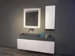 2954 - Il bagno Macao in prezzo affare è dotato del piano in marmo Cardoso che lo identifica e lo caratterizza e dal lavabo in appoggio realizzato nella stessa finitura.
Le basi con frontale unico, sono cestoni e al loro interno troviamo due cassetti di cui uno sagomato per il sifone e suddiviso in scomparti.
L'apertura è facilitata, grazie a un taglio a 60º sul bordo superiore dell'anta. Grazie a questa particolarità il bagno stesso risulta lineare e 'pulito'.
La particolare specchiera, invece, è contornata da una cornice intagliata in stile, di colore Bianco. Macao