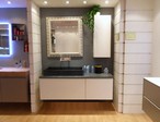 2954 - Il bagno Macao in prezzo affare è dotato del piano in marmo Cardoso che lo identifica e lo caratterizza e dal lavabo in appoggio realizzato nella stessa finitura.
Le basi con frontale unico, sono cestoni e al loro interno troviamo due cassetti di cui uno sagomato per il sifone e suddiviso in scomparti.
L'apertura è facilitata, grazie a un taglio a 60° sul bordo superiore dell'anta. Grazie a questa particolarità il bagno stesso risulta lineare e 'pulito'.
La particolare specchiera, invece, è contornata da una cornice intagliata in stile, di colore Bianco. Macao