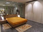 2972 - La camera TEO in prezzo affare è completa; il letto con box contenitore e gruppo letto sono accomunati dalla stessa finitura in Olmo biscotto, invece, l'armadio è di una colorazione Tortora liscio che da luminosità all'ambiente.
Il letto TEO con box contenitore è dotato di una testiera lineare, semplice e poco profonda; questo permette di posizionarlo anche nelle camere più strette.
Il gruppo letto FIL è caratterizzato dall'apertura push-pull, rendendolo lineare e pulito nell'aspetto. La struttura è sottile e la venatura è continua su tutti i lati pur essendo in laminato.
L'armadio Poker con ante battenti GO, invece, è definito dalla maniglia incassata verticale. Al suo interno è dotato di cassettiera a quattro cassetti. Teo