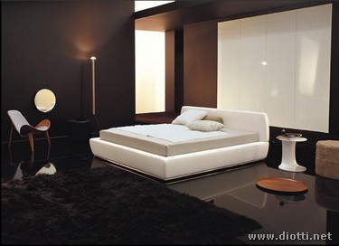 Il letto tessile Ren�e con basamento in metallo in finitura alluminio spazzolato ben si presta al colore bianco che ne esalta il design moderno.