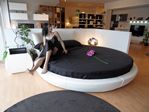 Miami un letto rotondo imbottito, una proposta originale per tutti coloro che vogliono porre un segno distintivo e rendere la propria camera da letto un'ambiente unico e speciale.
La doppia testiera inclinabile arricchisce ulteriormente Miami, inoltre � possibile realizzarlo completamente rotondo per essere inserito in un open space, oppure con degli spicchi per essere accostato a parete.
Nelle ultime immagini il comodino imbottito abbinato, con piano d'appoggio a specchio, che si solleva semplicemente toccandolo con una leggera pressione.