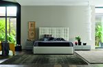 Letto matrimoniale imbottito con testiera alta dal sapore quasi austero. 
Lo stesso letto pu� cambiare totalmente estetica se lateralmente si aggiungono due boiserie in legno alle quali possono essere fissati comodini sospesi o in appoggio.
Disponibile anche con contenitore.