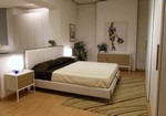 2782 - Camera matrimoniale in prezzo affare completa di armadio a tre ante scorrevoli e gruppo letto; i comodini sono diversi tra loro per dare un tocco di originalità.
Il gruppo letto Modus è dotato di un basamento a quattro piedini. Diversi tra loro, sono proposti: uno con due cassetti, l'altro con un'anta e un vano a giorno.
L'armadio Park, a tre ante scorrevoli lisce ma essenziali, ha una maniglia in finitura a contrasto ed è attrezzato con una cassettiera interna a quattro cassetti, una vaschetta estraibile con griglia e un porta pantaloni estraibile. Modus