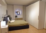 2782 - Camera matrimoniale in prezzo affare completa di armadio a tre ante scorrevoli e gruppo letto; i comodini sono diversi tra loro per dare un tocco di originalità.
Il gruppo letto Modus è dotato di un basamento a quattro piedini. Diversi tra loro, sono proposti: uno con due cassetti, l'altro con un'anta e un vano a giorno.
L'armadio Park, a tre ante scorrevoli lisce ma essenziali, ha una maniglia in finitura a contrasto ed è attrezzato con una cassettiera interna a quattro cassetti, una vaschetta estraibile con griglia e un porta pantaloni estraibile. Modus