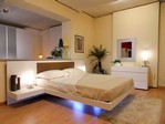 2846 - Camera matrimoniale moderna in finitura Laccato Bianco opaco, composta dal letto Aladino in versione sospesa, con testatina imbottita in pelle vintage e luci sotto letto, abbinato al comò Twice e all'armadio scorrevole Rain con vano centrale predisposto per il televisore. Aladino