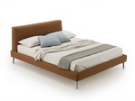 2846 - Il letto moderno in ecopelle Decor oltre ad essere caratterizzato da un rivestimento di color Tabacco, è impreziosito da un inserto in tessuto di color Sabbia posto a 2/3 della composizione, presente sia sulla testiera che sul giroletto.
Il letto Decor ha un design molto minimal e un aspetto leggero, dovuto anche al giroletto snello di h.14 e ad un piedino sottile h.19.
Decor