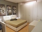 2883 - La camera matrimoniale proposta in prezzo affare è completa del gruppo letto Twice e dell'armadio ad ante battenti Strip in Rovere laccato opaco.
La caratteristica che li accomuna è la gola che funge da maniglia.
Nel gruppo letto, l'anta è tagliata a 60° per l'apertura, nella parte superiore oppure inferiore del frontale.
Nell'armadio, invece, è orizzontale e, rispetto all'intera anta, la fascia dove si trova l'incavo è laccata opaca liscia.
Di grande pregio estetico e qualitativo; realizzato nel colore neutro Sahara e abbinabile per qualsiasi tipo di ambiente.
Twice