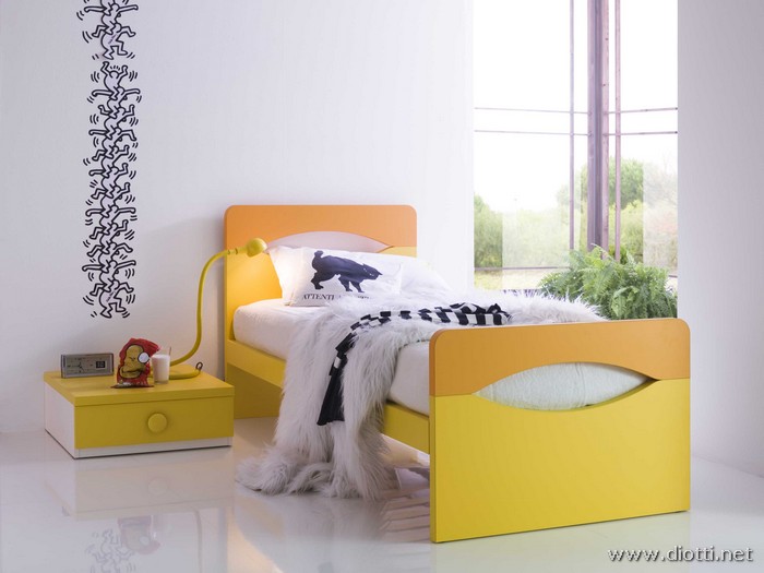 Anche sul letto viene ripreso il concetto di bicolore fra giallo ed arancio.
