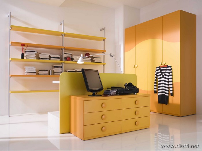 Variante dell'armadio battente Onda sui toni dell'arancio e del giallo: pratica e simpatica la libreria con montanti in alluminio e ripiani bicolore.