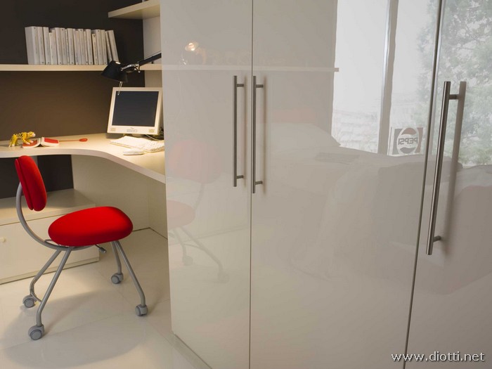 L'armadio battente bianco lucido ci mostra anche la qualit� del laminato, perfettamente liscio e riflettente.