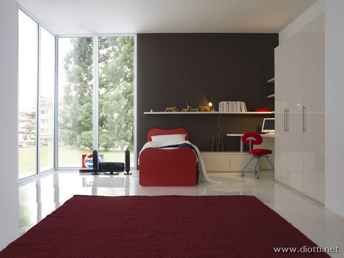 Visione frontale del letto rosso con lo scrittoio ad angolo.