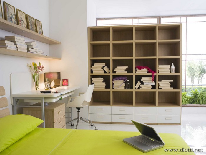 Vista frontale della libreria in rovere e dello scrittoio bianco con elemento dattilo.
