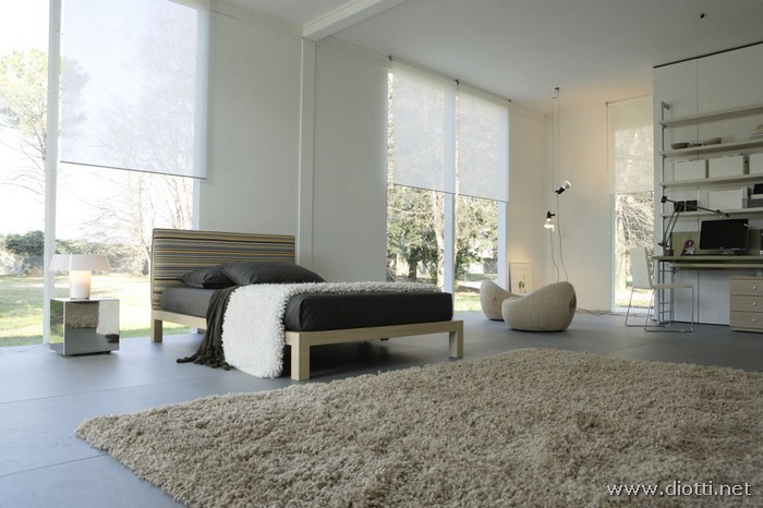 Il letto in finitura rovere con testiera imbottito qui visto in posizione alternativa, anche con un comodino 'alternativo' in acciaio inox.