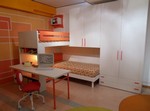 1020 - La cameretta Evo Premium in prezzo affare è caratterizzata dalla particolare struttura del letto a soppalco, dove, oltre all'intersezione tra i due letti, troviamo anche una scrivania e la libreria incorporate.
Il letto a terra, nonostante la sua posizione quasi nascosta, non è assolutamente in ombra, anzi. La libreria che funge da spalla per il letto a soppalco, comunica leggerezza e ariosità.
La scrivania si interseca con l'intera composizione grazie alla sua sagomatura.
A dare un tocco di colore sono piccoli dettagli ed elementi nel colore Papavero che danno una nota di carattere.
Una soluzione dove possiamo trovare tutto il necessario in uno spazio compatto. Evo Premium