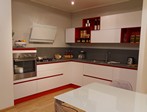2856 - Nella cucina angolare MAYA il colore Rosso è di risalto e lo ritroviamo nelle gole, nello zoccolo e nei pensili a giorno in metallo verniciato, valorizzato dalle ante in laminato Bianco e dal piano di lavoro in laminato Grigio.
Nelle basi troviamo cestoni estraibili, estremamente comodi nell'utilizzo e per sfruttare al meglio lo spazio disponibile.
Dal forte potere decorativo, la cucina Maya è caratterizzata da un gioco di forti contrasti cromatici. Maya di Stosa