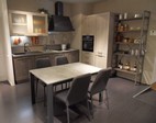 371 - La cucina City in prezzo affare è caratterizzata dall'anta a telaio con maniglia e dalla cappa in ferro battuto con bulloni a vista che ricorda uno stile tipico industriale.
A ricordare questa tipologia di stile sono anche i pensili con vetro termo strutturato ondulato.
La composizione permette diverse alternative nella collocazione; infatti le colonne possono essere posizionate anche a fianco delle basi oppure l'elemento scaffale spostato su un'altra parete.
Uno stile non convenzionale e creativo, che si ispira ad un design del passato in chiave contemporanea. City di Stosa