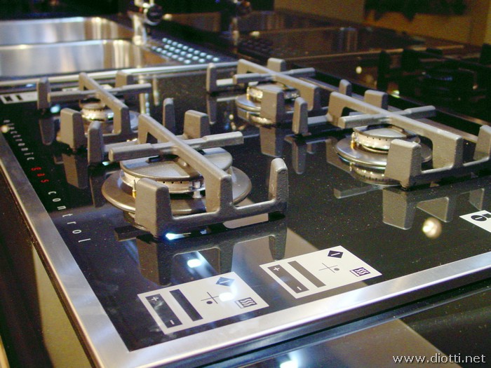 Il piano cottura della Rex a controllo elettronico, con griglie in ghisa.