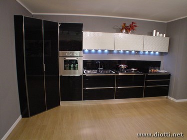La cucina System in vetro temperato nero con i pensili in cristallo Tissue per un total-look lucido.