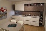 1683 - La cucina Spring Urban in prezzo affare è caratterizzata da una composizione lineare ma resa originale dalla disposizione dei pensili a giorno che la rendono asimmetrica.
Anche le diverse finiture, apparentemente disposte senza nessuna logica, danno un tocco di personalità alla cucina stessa. Finiture di forte impatto estetico dal gusto 'Urban-Industrial' adatto anche alle coppie più giovani.
Il lato della zona cottura è identificato da profili gola mentre le colonne sono dotate di maniglie Urban per l'apertura.
Il piano di lavoro è ampio. Spring Urban