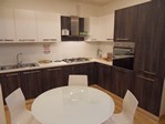 2780 - La cucina Summer in offerta è proposta in una composizione angolare, capiente e funzionale, dotata di un cestello girevole estraibile che permette un facile utilizzo dell'elemento, spesso di difficile accesso.
Le colonne frigorifero e forno, inoltre, slanciano la composizione, donando eleganza.
A spezzare la continuità dei pensili è stata posizionata la cappa a vista con un pannello a contrasto che ne esalta le caratteristiche.
Summer
