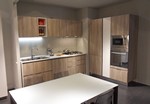 2843 - La cucina Summer in offerta è realizzata in laminato con il sistema di apertura Combi; questo permette di avere un profilo inox con una maniglia incassata nello spessore dell'anta lasciando i frontali della cucina puliti e lineari.
Una composizione che risponde a tutte le esigenze contenitive, dotata anche di una colonna dispensa riconoscibile dall'anta bianca. Una scelta cromatica armonica ed originale.
A spezzare la continuità delle ante dei pensili c'è un elemento a giorno dove poter riporre oggetti o riviste di cucina sempre pronti all'uso.
Inoltre la colonna forno è dotata anche del microonde ad incasso. Una nota di grande rilievo che ne esalta la qualità della cucina.
Summer