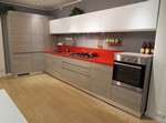 2855 - La cucina Smile è caratterizzata dalla maniglia pantografata che crea un effetto gola, rendendo la composizione contemporanea e al tempo stesso pratica e lineare.
L'effetto legno delle basi le dona un tocco di morbidezza, scaldando l'ambiente.
Sensazione data anche dal piano lavoro rosso che accentua il carattere forte e deciso della cucina stessa. Smile