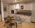 2973 - Epoca è una cucina dallo stile classico e artigianale realizzata con anta a telaio nella finitura elegante, luminosa e calda, tipica di un gusto tradizionale e intramontabile dotata di cappa, costituita da un'unica trave di legno massello: un richiamo originale alle cucine di un tempo.
Le ante con vetro smerigliato sono realizzate con un intelaiatura 'all'inglesina', particolari, per niente banali focalizzano anche su di loro l'attenzione. Epoca