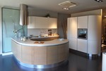 3031 - La cucina Geosfera è caratterizzata da linee morbide ed avvolgenti.
Le curve movimentano lo spazio lasciando spazio per vivere a tutto tondo questa magnifica cucina.
Di grande impatto estetico, oltre agli originali elementi che la compongono, sono le finiture di alta qualità.
Le basi laccate poro aperto tinto Corteccia e i pensili con le colonne laccati opachi Corda.
In abbinamento alle linee stondate, anche gli elettrodomestici presentato, nel loro design, delle forme arrotondate; sia nel piano cottura, sia nella doppia vasca del lavello, sia nella cappa a isola posizionata in centro al soffitto.
Nonostante l'originalità delle suo forme si ha la sensazione di avere tutto a portata di mano, tutto estremamente funzionale.
Geosfera