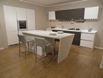 3032 - La cucina Diamond è caratterizzata da un design innovativo e ricercato.
Ergonomica e funzionale. I pensili e le basi con frontali inclinati permettono un aumento di capienza all'interno dell'elemento.
La zona operativa del lavello e del piano cottura risultano leggermente più rialzati e più profondi grazie anche al piano in spessore 6 cm.
L'isola è un grande piano d'appoggio ed ha funzione anche di piano snack. Infatti le basi contenitori sono state posizionate in una sola parte. Anch'essa di grande impatto estetico con i fianconi di sostegno inclinati.
Le linee squadrate fanno da padrone. Diamond