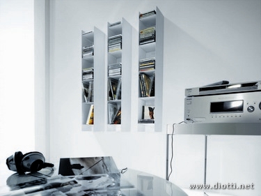 Il porta-cd e dvd Sound con mensole regolabili in metallo.