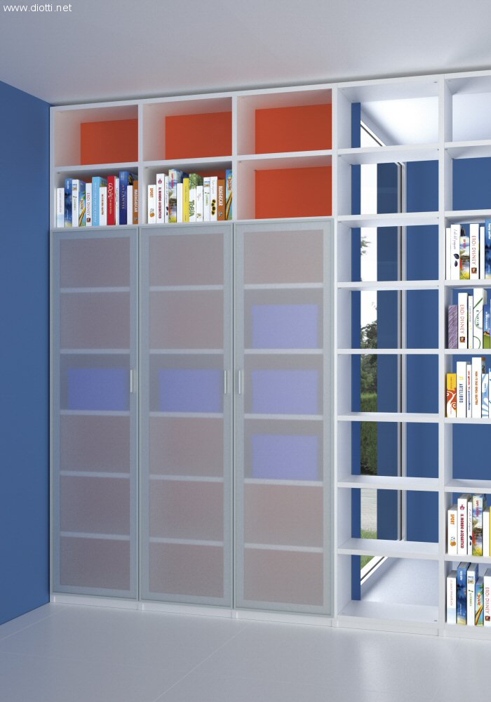 Un'altra soluzione complessa resa semplice dalla flessibilit di Young: una libreria laccata bianca con una parte con schienali laccati arancio ed ante in alluminio e cristallo, ed una parte bifacciale passante.