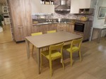 2962 - Tavolo allungabile Kliff dalla linea minimale e giovane, con piano in resina cementizia, si adatta perfettamente ad ogni ambiente della casa e sedie Karina pratiche ed eleganti, sono realizzate laccate.
Il tavolo è caratterizzato dalla particolare finitura del piano che lo rende molto resistente.
Le sedie invece, laccate Senape, danno un tocco di originalità, data dal colore vivace e brioso. Kliff e Karina