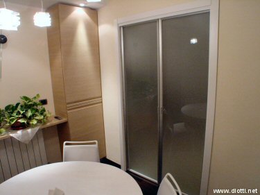 http://www.arredamentidiotti.it/public/porte/888/Atlantic%20porte%20scorrevoli%20interno%20muro%20tipo%20scrigno%20telaio%20alluminio%20cristallo%20acidato%20stipiti%20laccati%20Milano%20half.jpg
