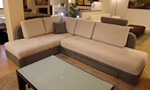 1057 - Il divano Musa Modern è un divano letto trasformabile angolare con un sistema rivoluzionario per godersi il relax abbinato al riposo.
Il divano Musa è un modello differente da tutti gli altri: in apparenza un divano angolare, ma con un semplice gesto si trasforma in due 'letti' singoli o uno doppio. I cuscini di seduta a molle insacchettate rendono il riposo confortevole e degno di un 'vero letto', inoltre Γ¨ dotato di un capiente contenitore per riporre coperte e cuscini. Musa Modern