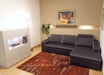 2440 - La promozione dedicata al divano Jonas è valida per tutte le misure disponibili ed è possibile realizzarlo con rivestimento a scelta tra decine di colori e tessuti.
Lo schienale si reclina con un semplice movimento dando la possibilità di cambiare la posizione.
Nella prima posizione il poggiatesta è nascosto dietro allo schienale garantendo una postura dritta.
Nella seconda posizione invece, il poggiatesta ruota su se stesso così che lo schienale inclinandosi dia la possibilità di una postura più rilassata.
Raffinati, inoltre, sono i bordini a contrasto. Jonas