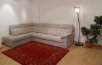 2992 - Il divano Derlon in offerta è caratterizzato dalla comodità dello schienale alto con doppia imbottitura per l'appoggio, in totale relax, della testa.
La penisola terminale garantisce un appoggio aggiuntivo grazie al doppio schienale.
I braccioli, dalla forma particolare, sono dotati di un cuscino che lo copre completamente dando la possibilità di coricarsi per un po' di riposo.
Inoltre, i cuscini di seduta, schienale e dei braccioli sono contornati da un bordino a contrasto che ne definisce le forme. Derlon