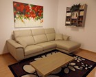 3010 - Il divano Lario segue uno stile contemporaneo, i piedini in acciaio cromato e il design esclusivo e lineare rispondono alle svariate esigenze arredative.
Oltre alla sua immagine originale, Lario vuole essere anche elemento di relax, grazie ai poggiatesta reclinabili e al bracciolo con un mantello imbottito che può essere utilizzato come cuscino nel caso di un momento di riposo. Lario