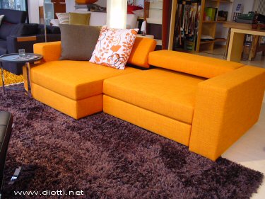 Lineare con penisola con tessuto arancio: si nota bene il particolare dello schienale regolabile.
