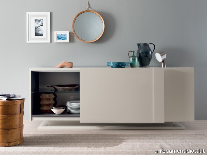 Internamente la credenza ha a disposizione due ripiani in vetro